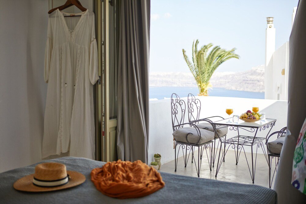 Arvanitis Cave Village, a cave-style guesthouse in Akrotiri on Santorini