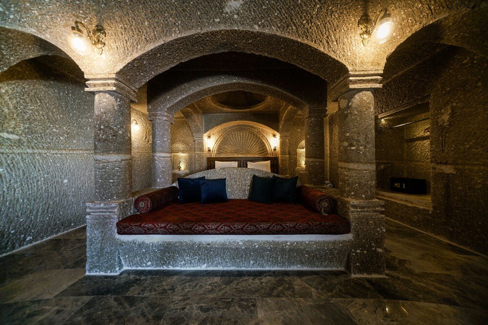 Habitación del Caverna Hotel Premium Caves con ropa de cama premium en Göreme