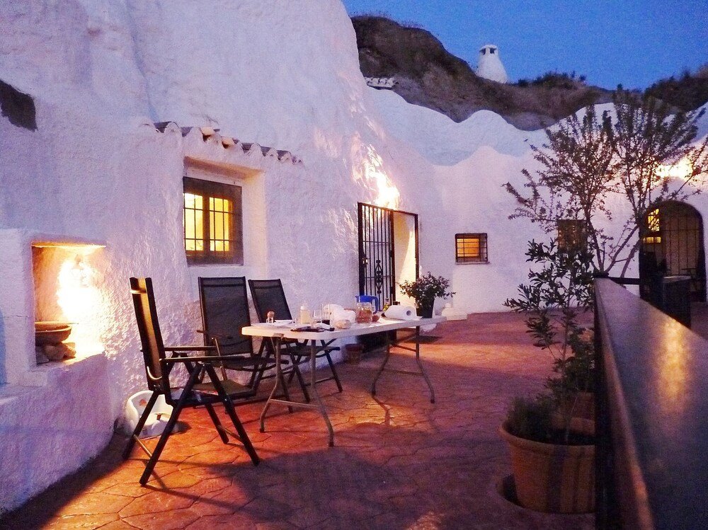 Cueva Almendro, renovated cave house in Guadix: photo 1 of 8