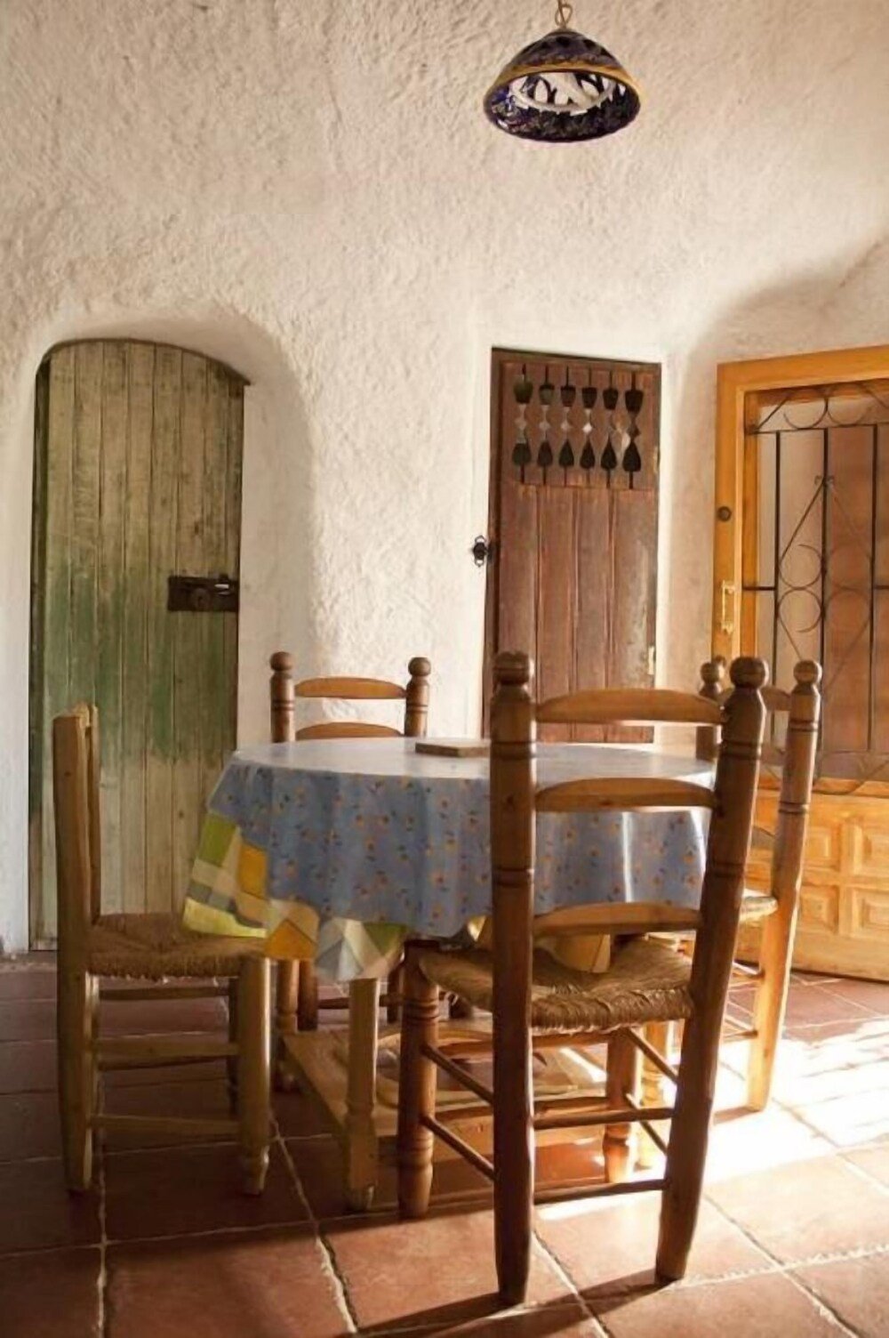 Cueva Almendro, renovated cave house in Guadix: photo 2 of 8