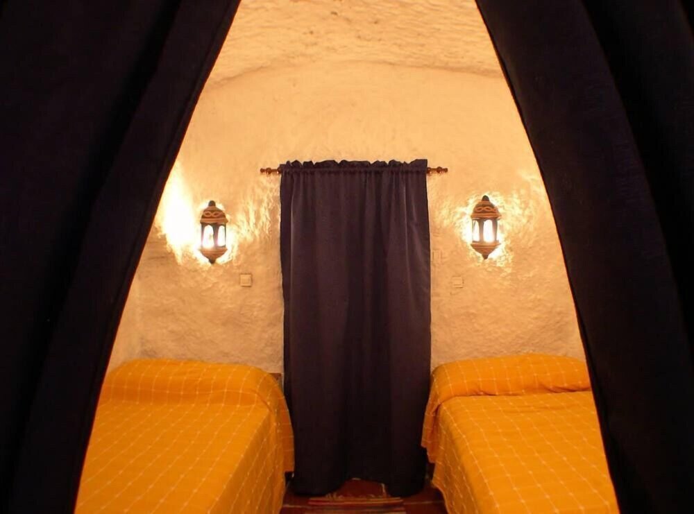 Cueva Almendro, renovated cave house in Guadix: photo 5 of 8