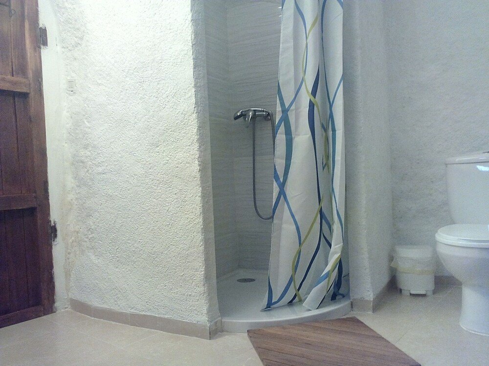 Cueva Almendro, renovated cave house in Guadix: photo 6 of 8