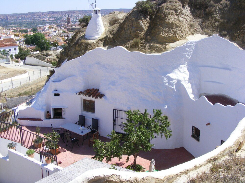 Cueva Almendro, renovated cave house in Guadix: photo 7 of 8
