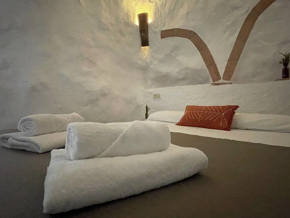Cuevas El Atochal Orígenes, cave aparthotel near Gorafe: photo 4 of 8