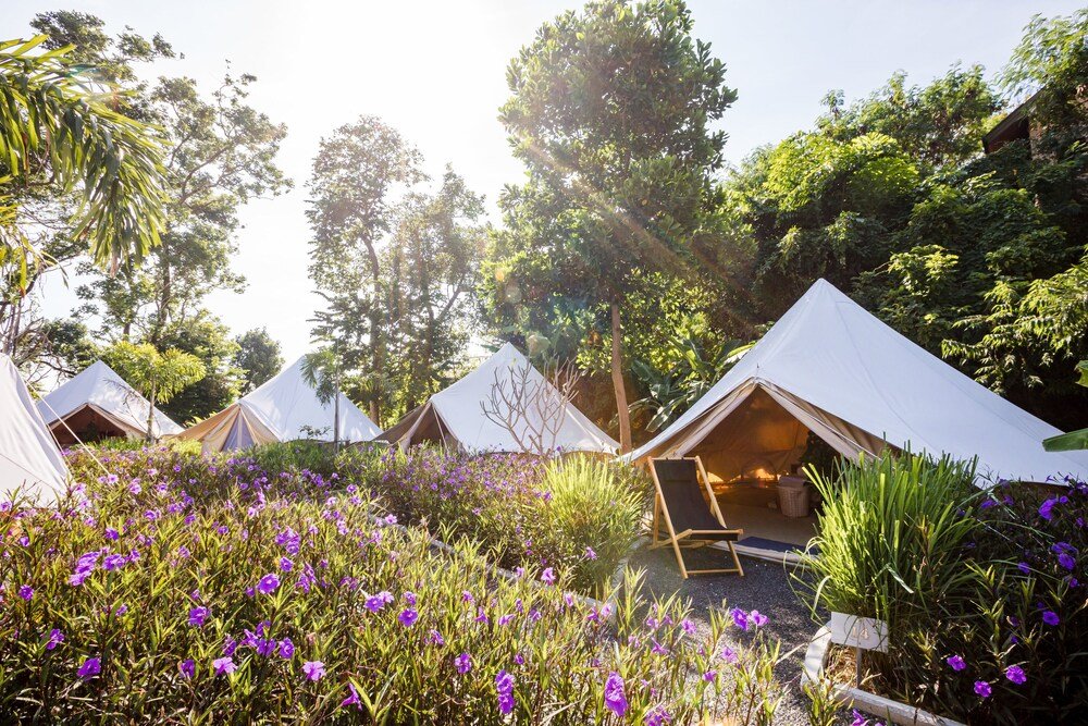 Piscina al aire libre con reposeras en Roost Glamping, Rawai, Phuket