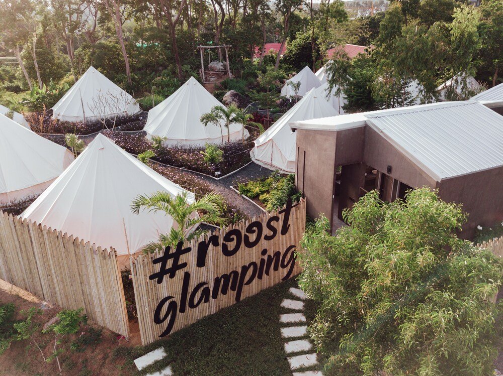 Jardín y carpa de glamping en Roost Glamping cerca de la playa de Rawai