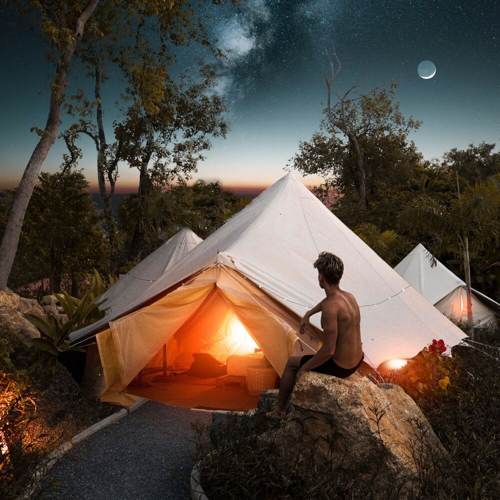 Terraza y zona de estar en Roost Glamping, Phuket, Tailandia