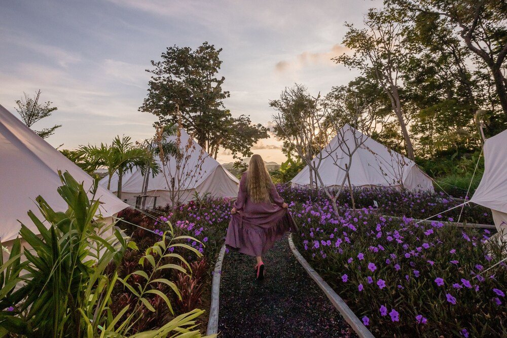 Fogón y área de descanso al aire libre en Roost Glamping, Rawai