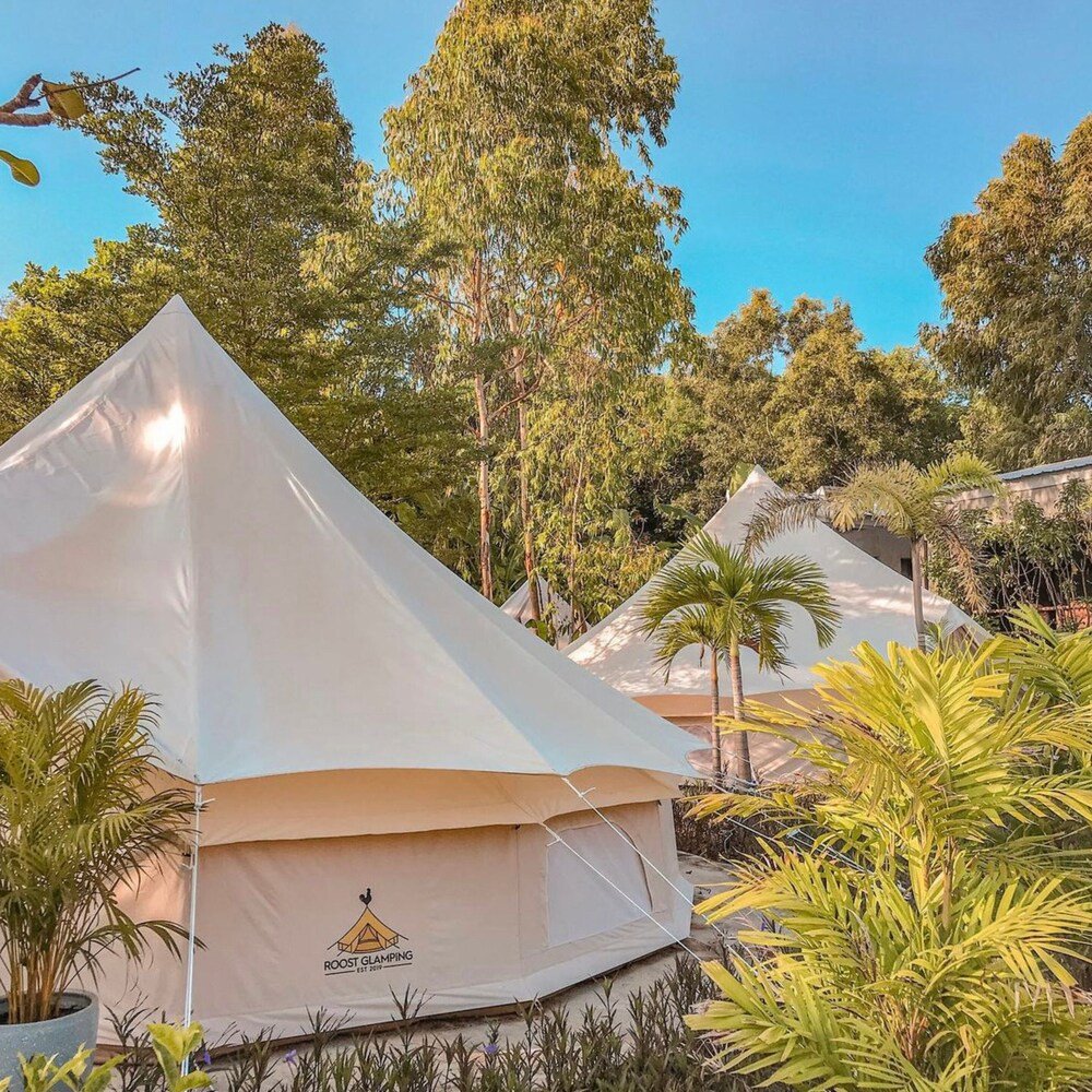 Alojamiento en carpa y sendero del jardín en Roost Glamping, Rawai