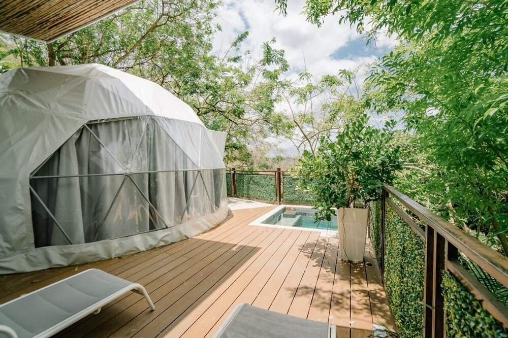 Hot tub and outdoor space at Tortuga Verde Glamping in Guanacaste