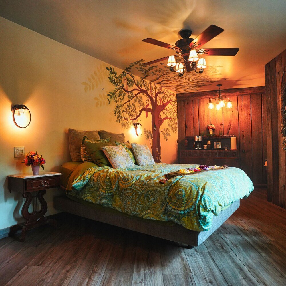 Outdoor setting of the Carr Creek treehouse in Springfield, Tennessee